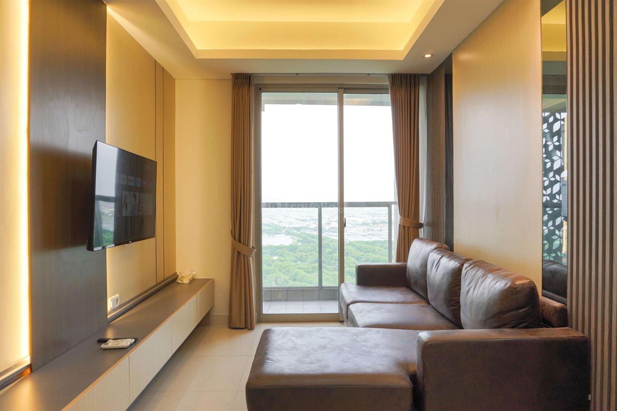 Modern Look And Comfy 2br Gold Coast By Travelio * Jakarta