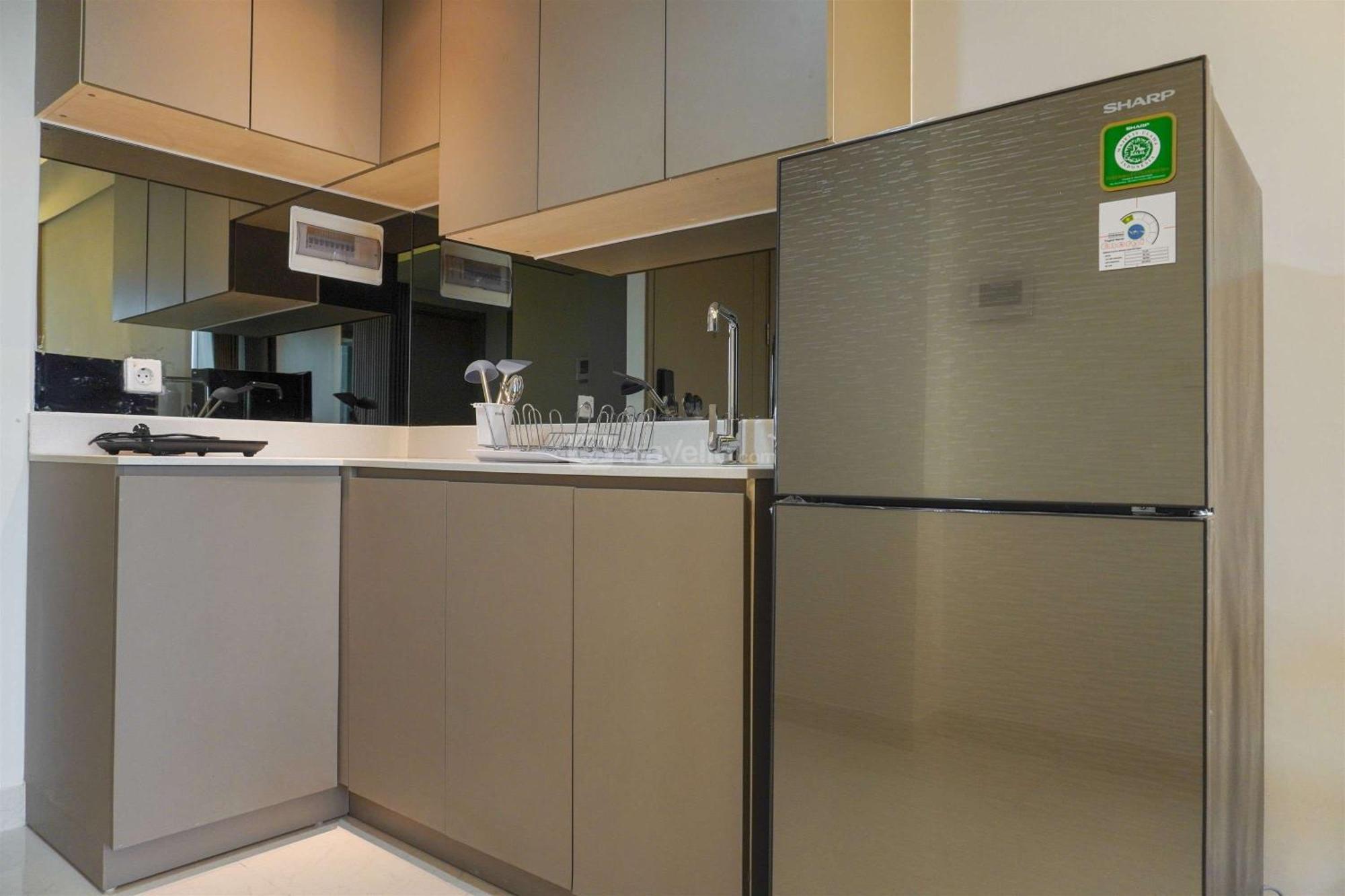Modern Look And Comfy 2br Gold Coast By Travelio Apartemen *