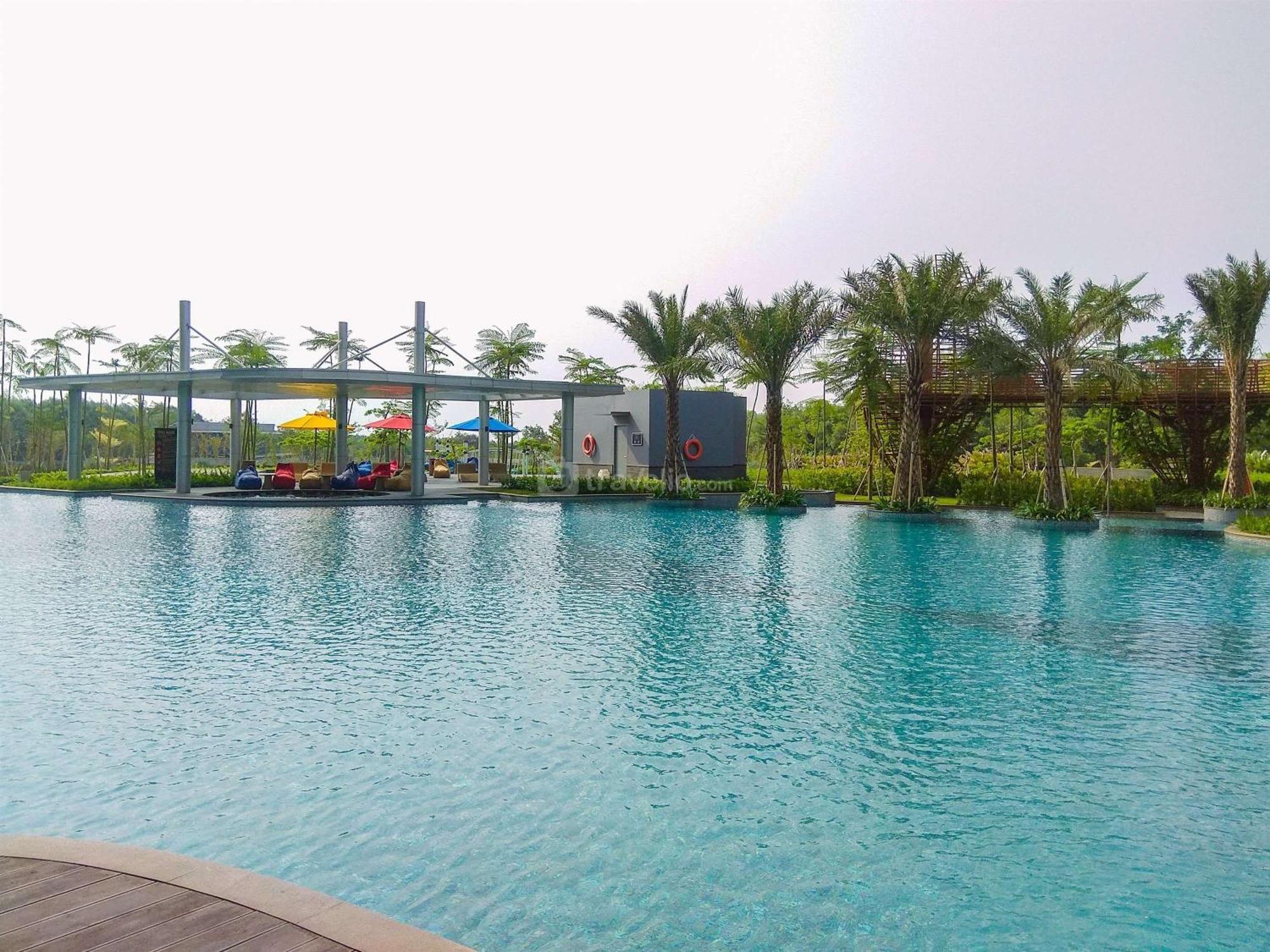 Modern Look And Comfy 2br Gold Coast By Travelio Apartemen