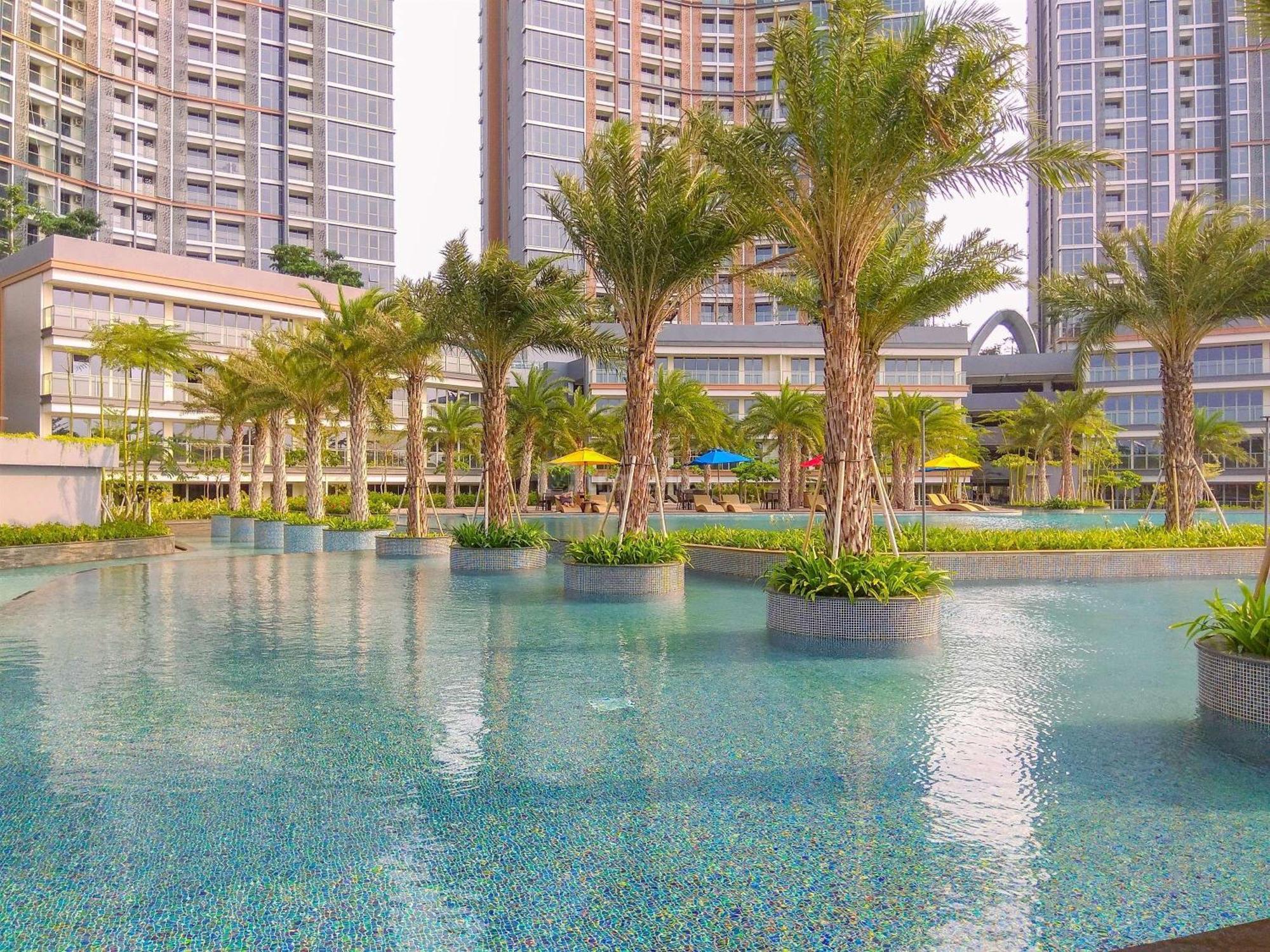 Modern Look And Comfy 2br Gold Coast By Travelio Apartemen *
