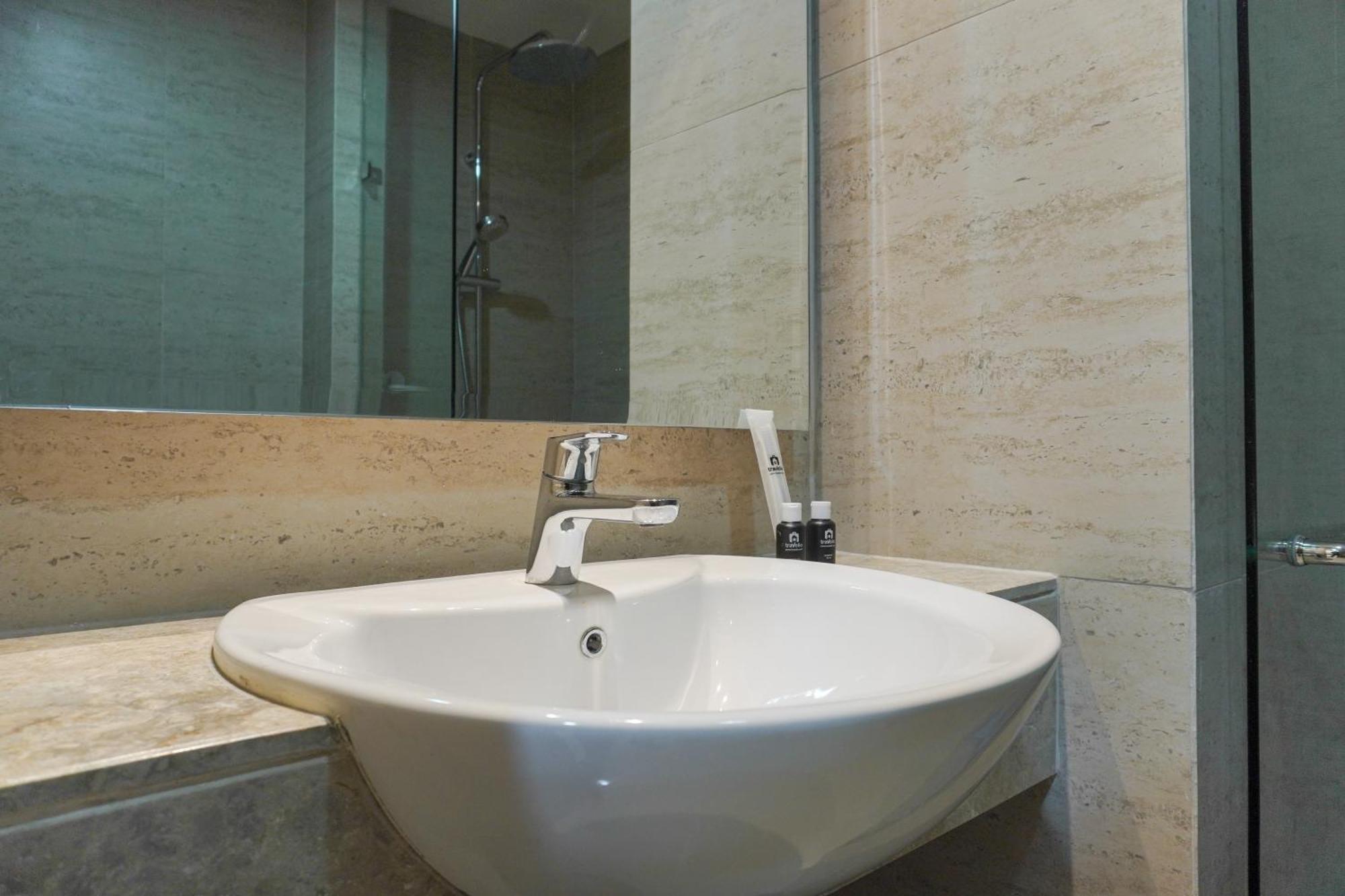 Modern Look And Comfy 2br Gold Coast By Travelio * Jakarta