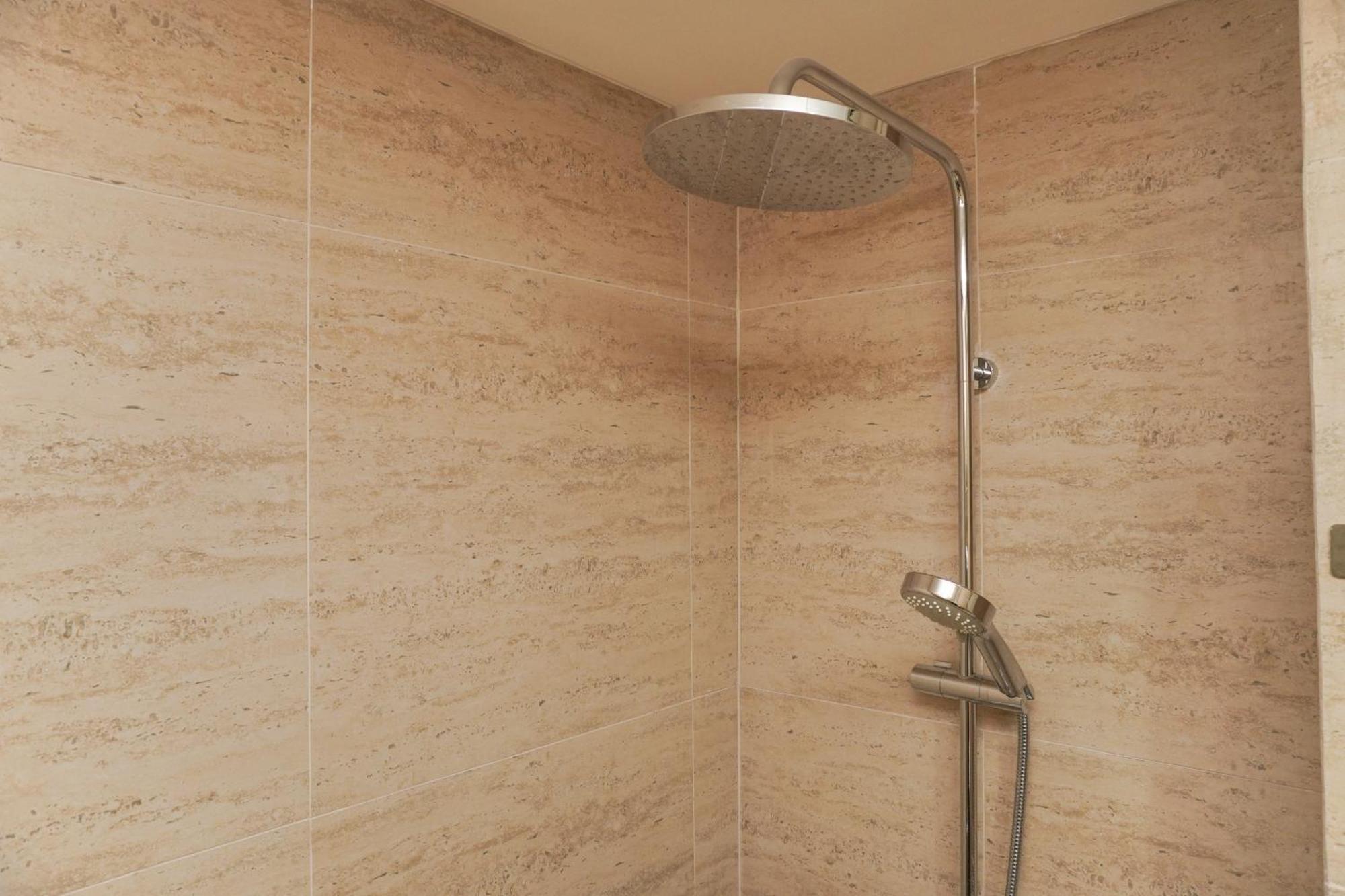 Modern Look And Comfy 2br Gold Coast By Travelio * Jakarta